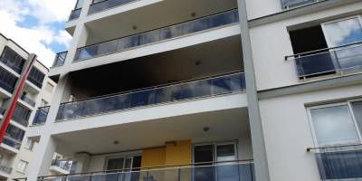 Alevlerden pencereden atlayıp kurtuldu