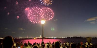 New York'ta COVID-19 kısıtlamalarının kaldırılışını coşkuyla kutladı