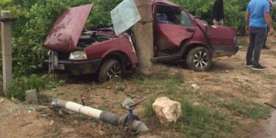 Manisa'da aydınlatma direğine çarpan otomobilin sürücüsü öldü