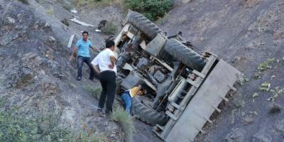 Freni patlayan iş makinesi uçurumdan uçtu: 1 ölü