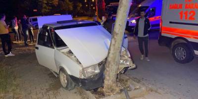 Ağaca çarpan otomobil hurdaya döndü: 4 yaralı