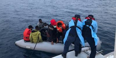 İzmir açıklarında Türk kara sularına itilen 70 sığınmacı kurtarıldı