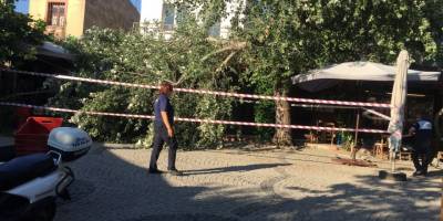 İkiye bölünen ağaç masaların üzerine devrildi, faciadan dönüldü