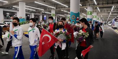 Milliler çiçeklerle karşılandı