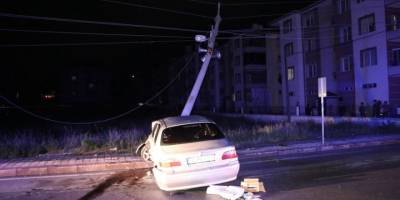 Kütahya'da otomobil elektrik direğine çarptı: 4 yaralı