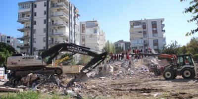 İzmir’de 11 kişiye mezar olan apartman 1975 Yönetmeliğine bile aykırı yapılmış