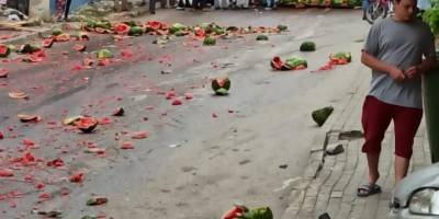 Bursa’da karpuz yüklü kamyon devrildi