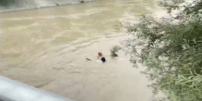 Kanala düşen kadını itfaiye erleri son anda kurtardı