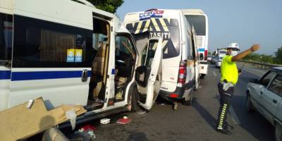 Manisa'da 5 aracın karıştığı zincirleme trafik kazasında 17 kişi yaralandı