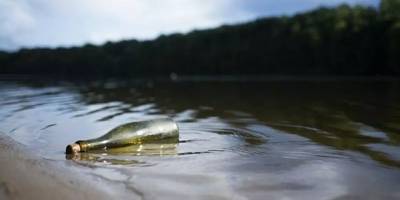 Tekne kaptanı, şişe içinde denize atılmış 95 yıllık not buldu