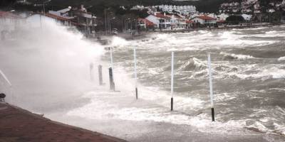 Urla sahillerini fırtına vurdu