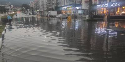 Manisa'da sağanak ve fırtına hayatı olumsuz etkiledi