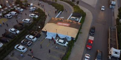 Denizli'de kuvvetli rüzgar nedeniyle istinat duvarları yıkıldı, ağaçlar ve reklam panoları devrildi