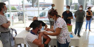 Torbalı'da binlerce fabrika çalışanı hastaneye gitmeden aşılandı