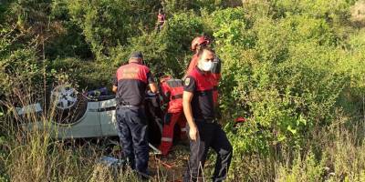 Dereye uçan otomobilde sıkışan sürücü kurtarıldı