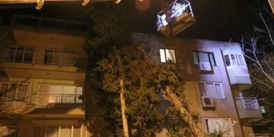 İzmir'de şiddetli rüzgar etkisini sürdürüyor