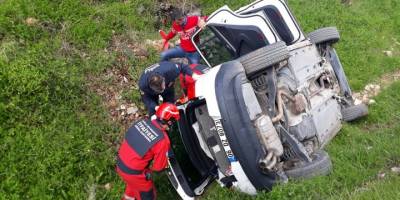 Muğla'da kanala devrilen otomobilde sıkışan kadını itfaiye ekipleri kurtardı