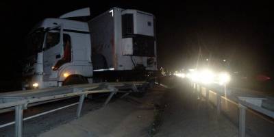 Tır ile çarpışan traktör ikiye ayrıldı: 1 yaralı