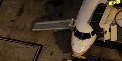 ABD’de bir yolcu, kalkış sırasında uçaktan atladı