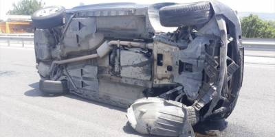 Manisa'da devrilen otomobildeki 4 kişi yaralandı