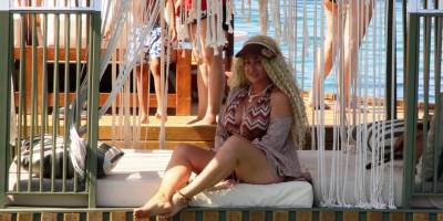 Saçları bozulmasın diye denize girmedi