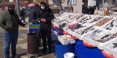 Pazar esnafı tezgahlarının yanına soba kurup ısındı