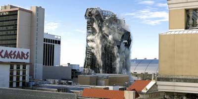 ABD'de Trump Plaza, kontrollü şekilde yıkıldı