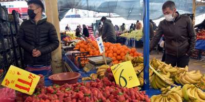 Aliağa pazarlarını kışlık sebze ve meyveler şenlendiriyor