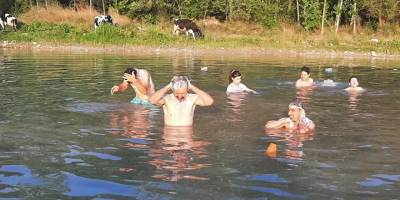 Su kesintilerini protesto için derede banyo yaptılar