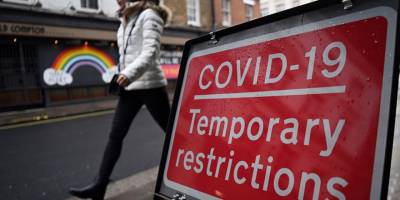 İngiltere'de son 24 saatte Covid-19'a bağlı 738 can kaybı
