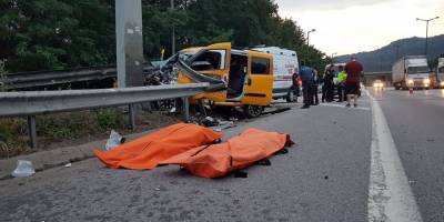 Ticari taksi bariyerlere ok gibi saplandı: 2 ölü, 5 yaralı