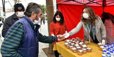Çiğli Belediyesinden kandil simidi ve sıcak çorba ikramı