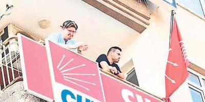 Alkışladı diye kovdular