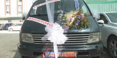 Gelin arabası gibi süslettiği aracıyla boşanma davasına gitti