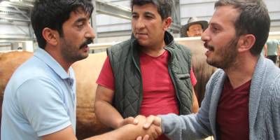 Kurban pazarlarında pazarlıkta el sıkışma geri döndü