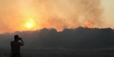 Manisa'da makilik alanda çıkan yangında soğutma çalışmaları sürüyor