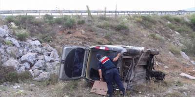 Kütahya'da hafif ticari araç şarampole devrildi: 4 yaralı