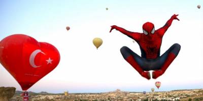 Kapadokya'yı gezen 'Örümcek Adam' turistlerin ilgi odağı oldu