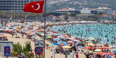 Tatilci yoğunluğu yaşanan Çeşme'de günlük nüfus 1 milyonu aşıyor