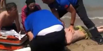 İki kardeş yüzmek için girdikleri denizde can verdi