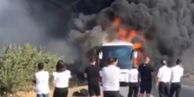 İzmir'de yolcu otobüsü alev alev yandı