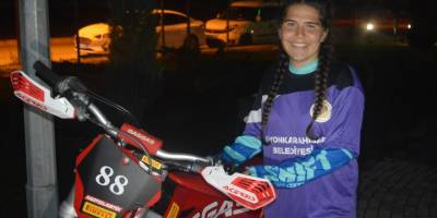 Dünya Kadınlar Motokros Şampiyonası'nda Türkiye'yi temsil edecek Yıldırım, sanatçı İrem Derici'yle buluştu