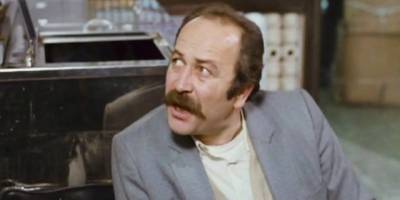 Kısa ömründe birçok eserde oynayan: Yaman Okay