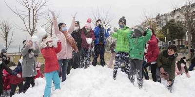 Karşıyakalı çocuklara deniz kenarında kar sürprizi