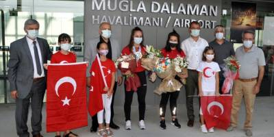 Dünya şampiyonu güreşçi Selvi İlyasoğlu, Muğla'da çiçeklerle karşılandı