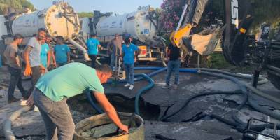 Kuşadası'nda patlayan kanalizasyonun suyu denize döküldü