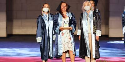 İzmir'de anne ile kızı aynı üniversiteden mezun oldu