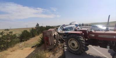Afyonkarahisar'da minibüs traktörün römorkuna çarptı: 6 yaralı