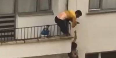 Evleri suyla dolan çift komşularının uzattığı ip yardımıyla hayata tutundu