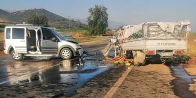 İzmir'de kamyonet ile hafif ticari araç çarpıştı: 4 yaralı